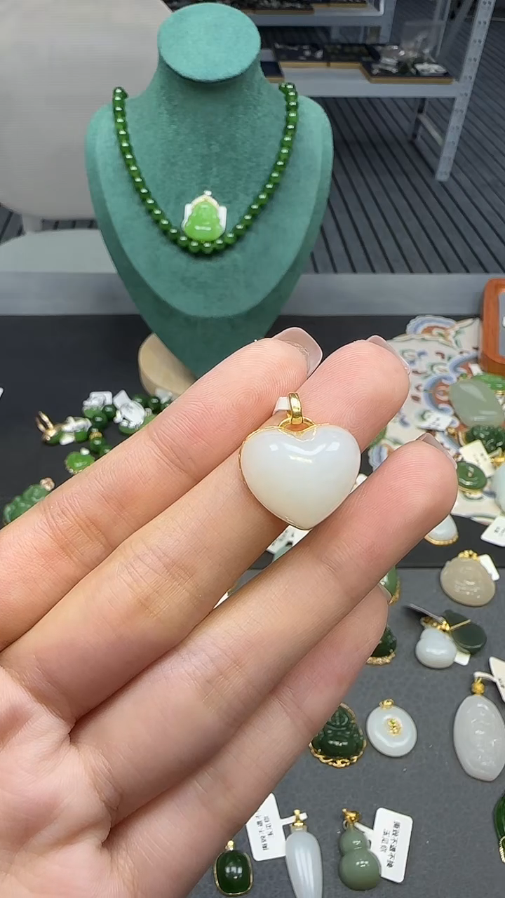 18K金镶嵌和田玉挂件1