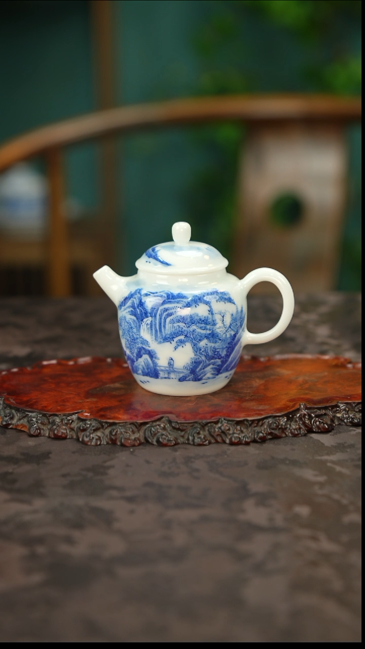 青花手绘山水茶壶