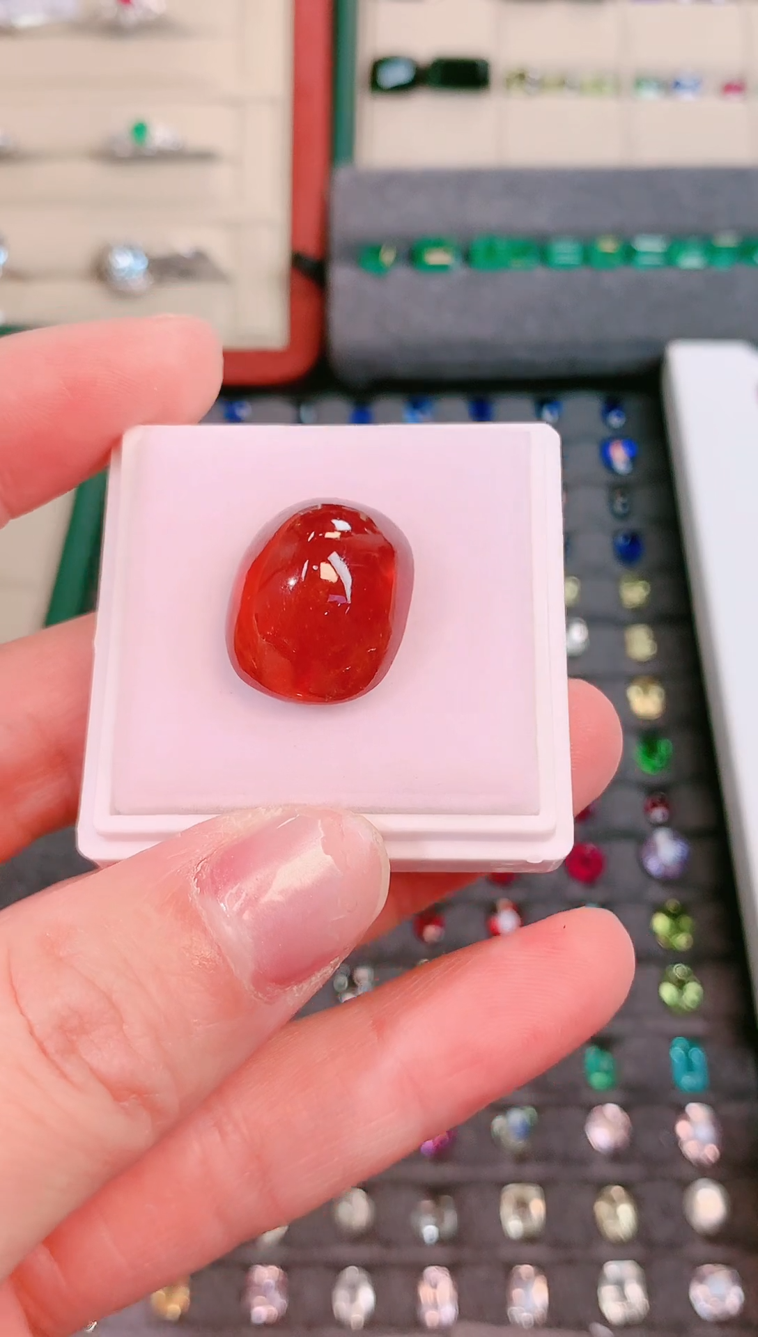 未镶嵌珠宝半成品石榴石（芬达石）33.97ct