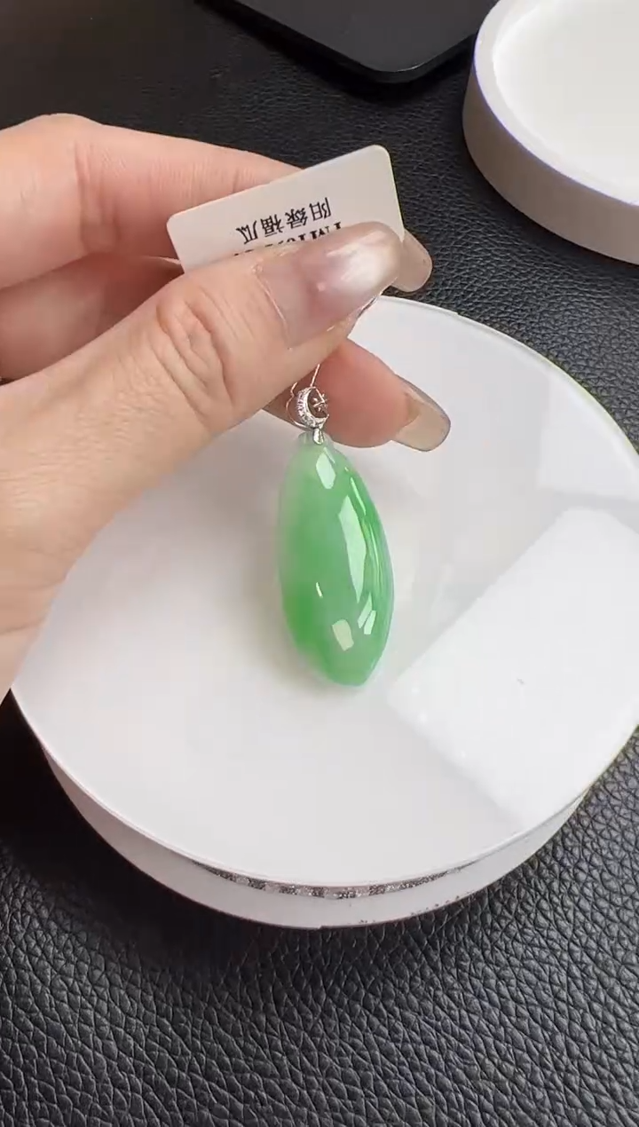 【闪购商品】翡翠颈饰18K金镶嵌福瓜