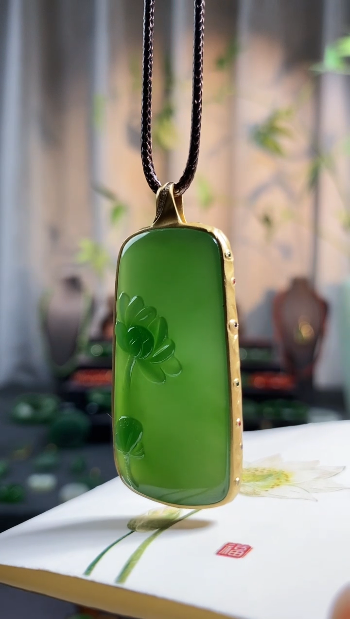 【闪购商品】和田玉颈饰18K金镶嵌，冰翠辣阳绿，荷花牌