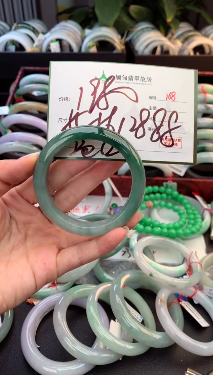 未镶嵌定制翡翠毛货需精细抛光+多人