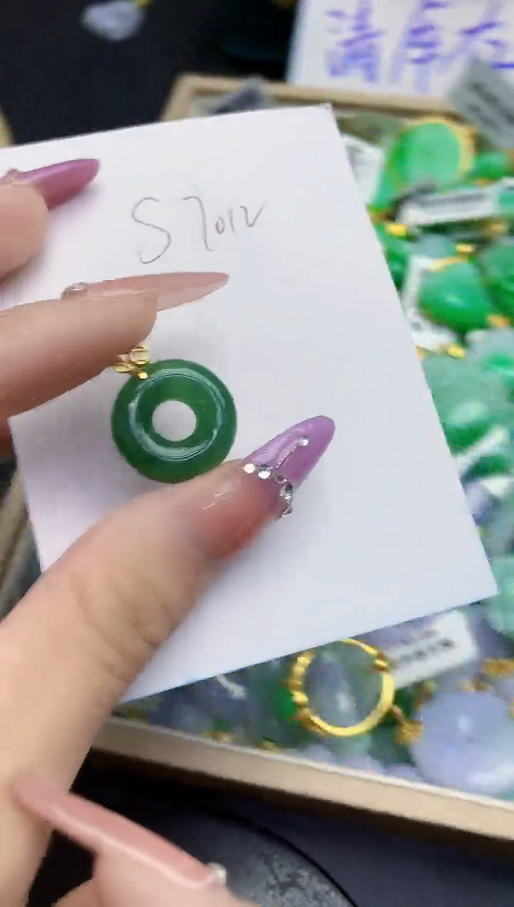 翡翠未镶嵌颈饰缅甸天然翡翠A货