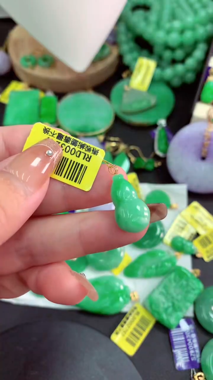 颈饰18K金镶嵌翡翠挂件