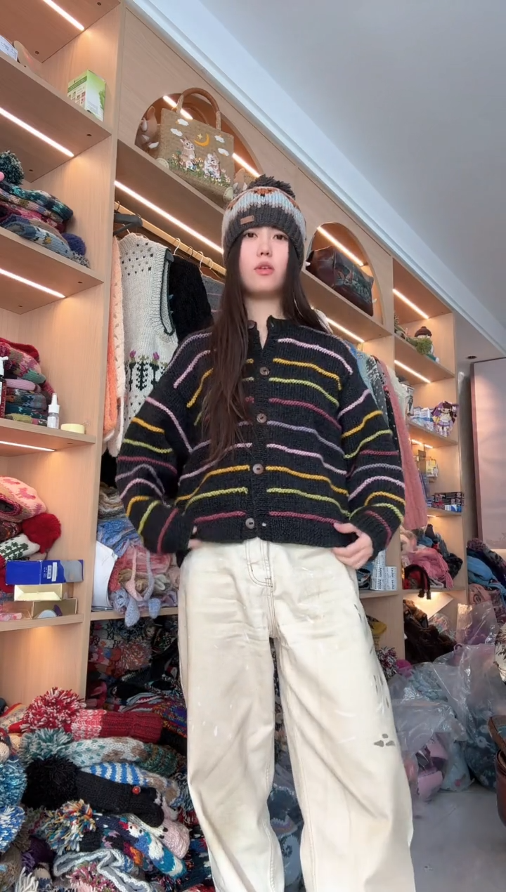 羊毛深灰条纹毛衣