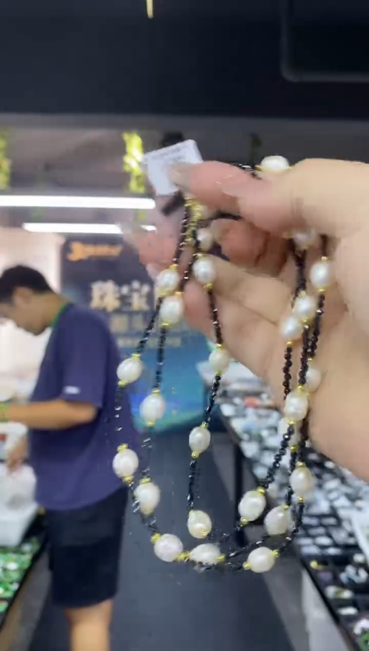 未镶嵌颈饰尖晶石多样性发其一颜色微差