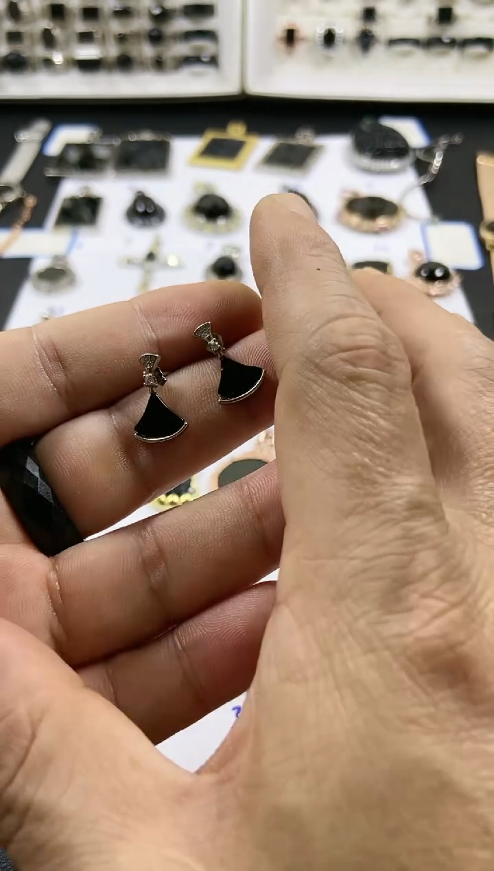 银S925镶嵌翡翠耳钉裙子款