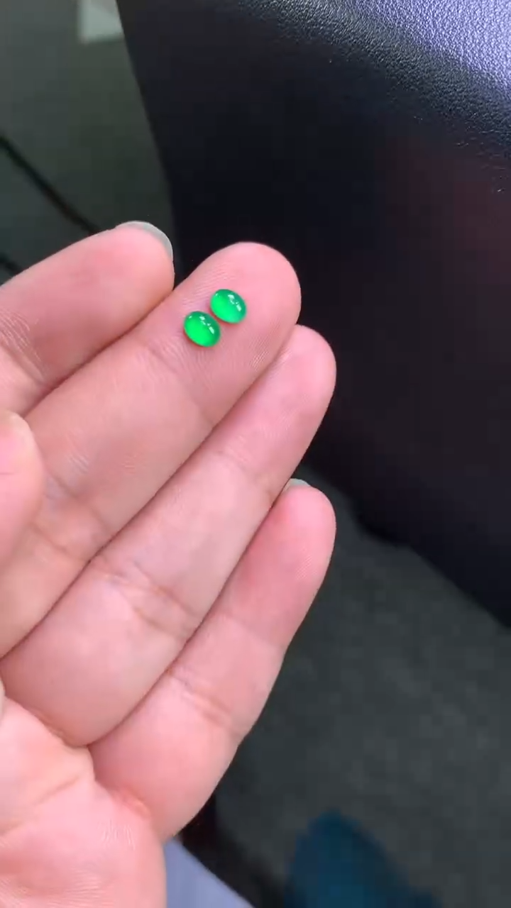 翡翠未镶嵌颈饰蛋面一对