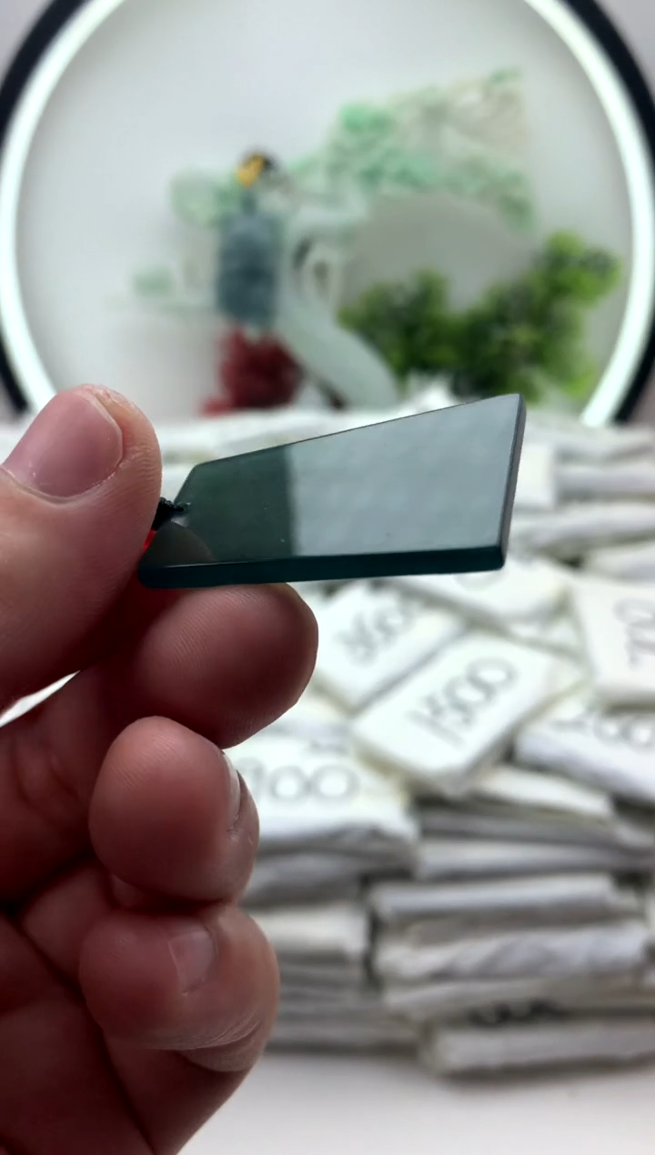 翡翠未镶嵌颈饰无事牌【品质一般介意慎拍】