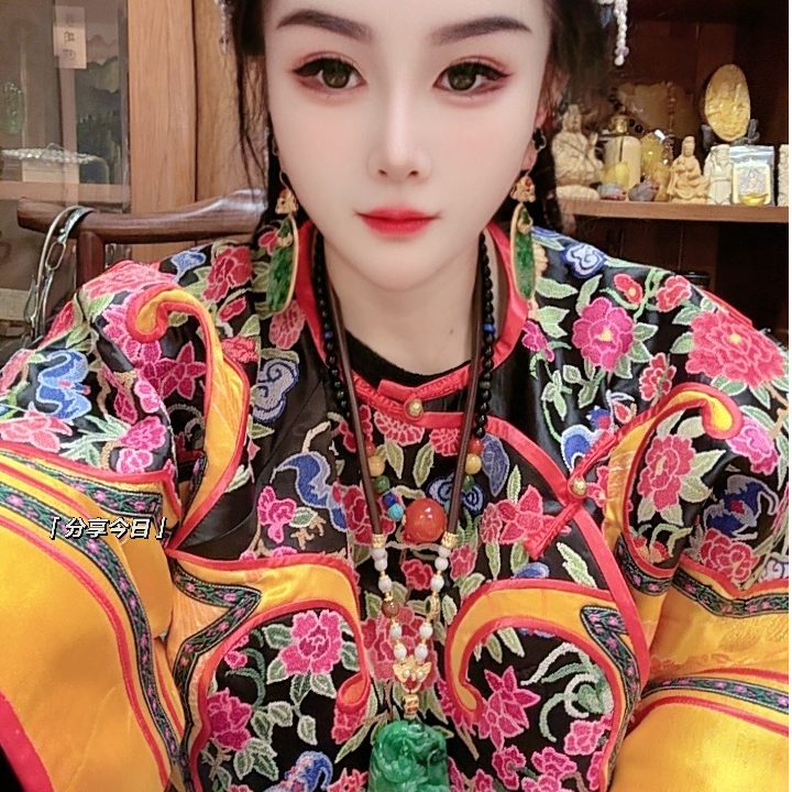 国风手工刺绣青汉服亮黄色