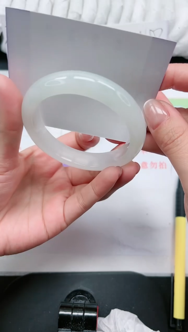 【闪购商品】石英质玉手镯未镶嵌170