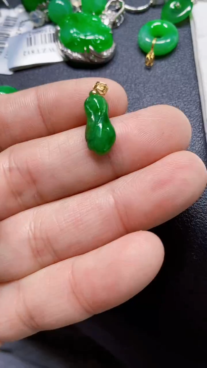 颈饰18K金镶嵌翡翠1111