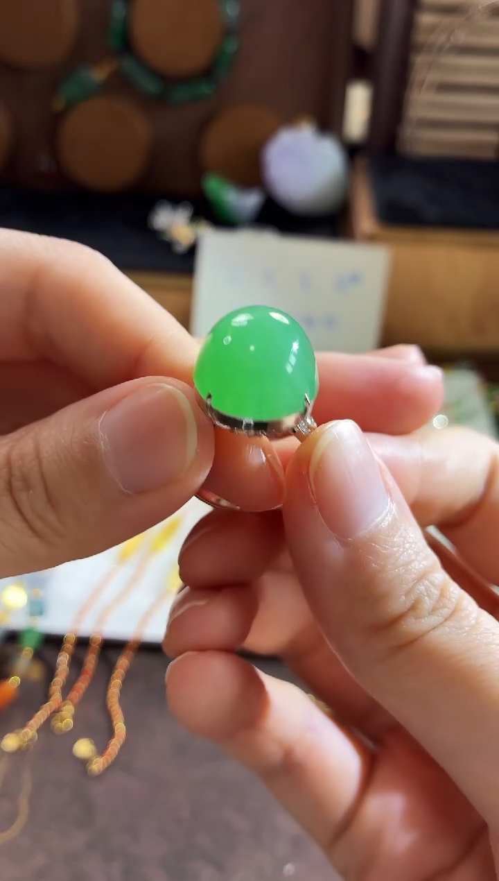 18K金镶嵌戒指翡翠手饰