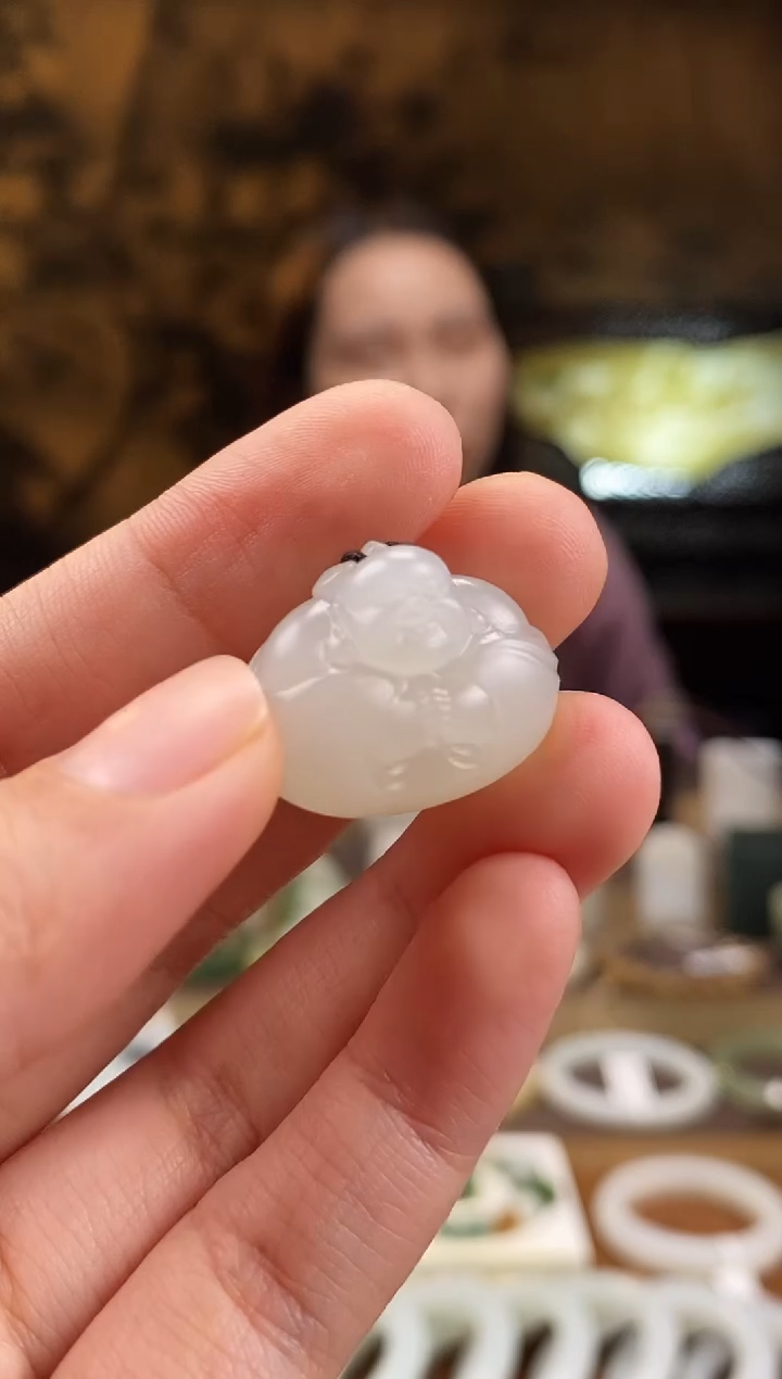 颈饰未镶嵌和田玉山料 抱抱佛 镶金品质