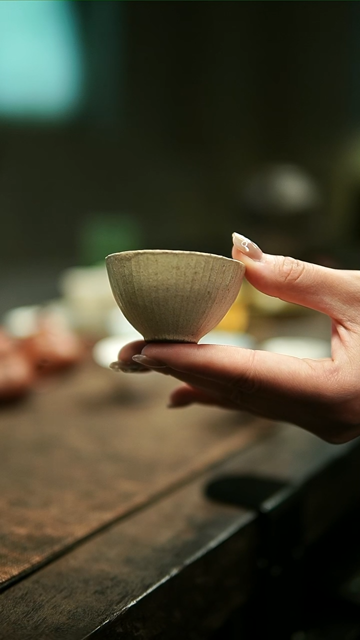 王哲轩黄末釉茎纹品杯