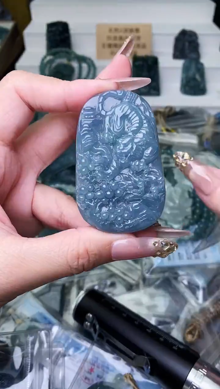 颈饰未镶嵌翡翠 