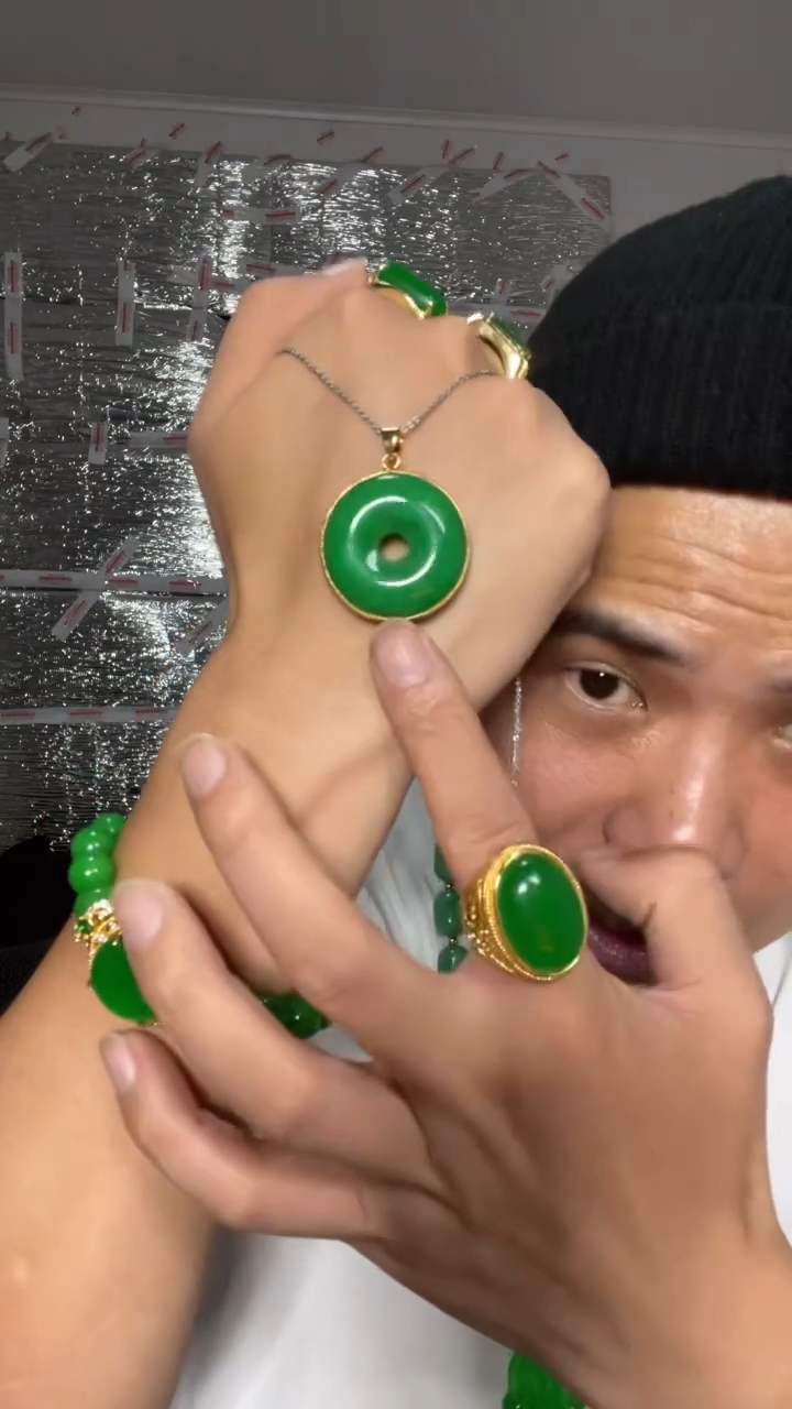 翡翠未镶嵌吊坠(赠链)【小伍珠宝】高端辣阳绿30m平安扣