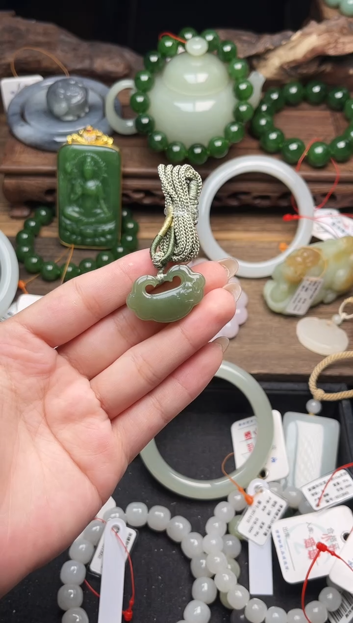 吊坠(不含链)未镶嵌和田玉青海湖水绿 如意锁 有瑕疵