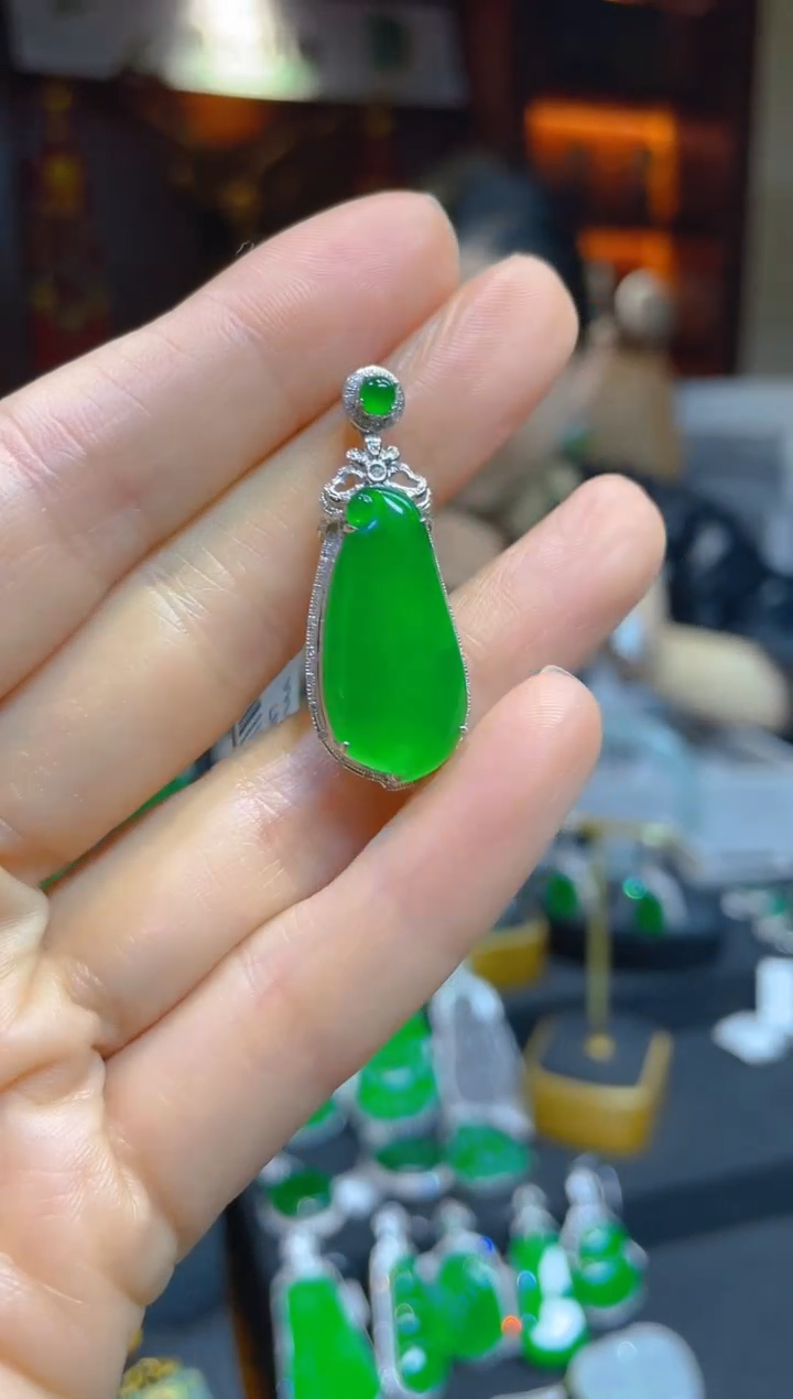 【闪购商品】翡翠颈饰18K金镶嵌115407天然A货翡翠福瓜吊坠