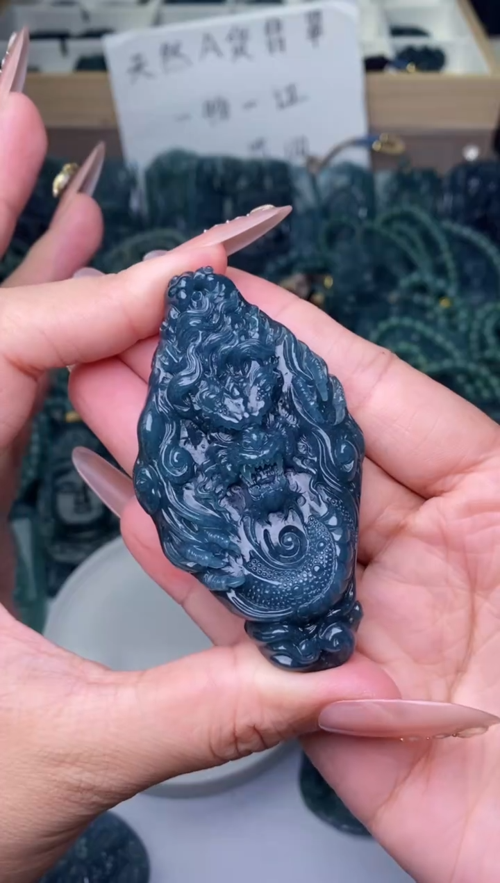 翡翠未镶嵌颈饰          
