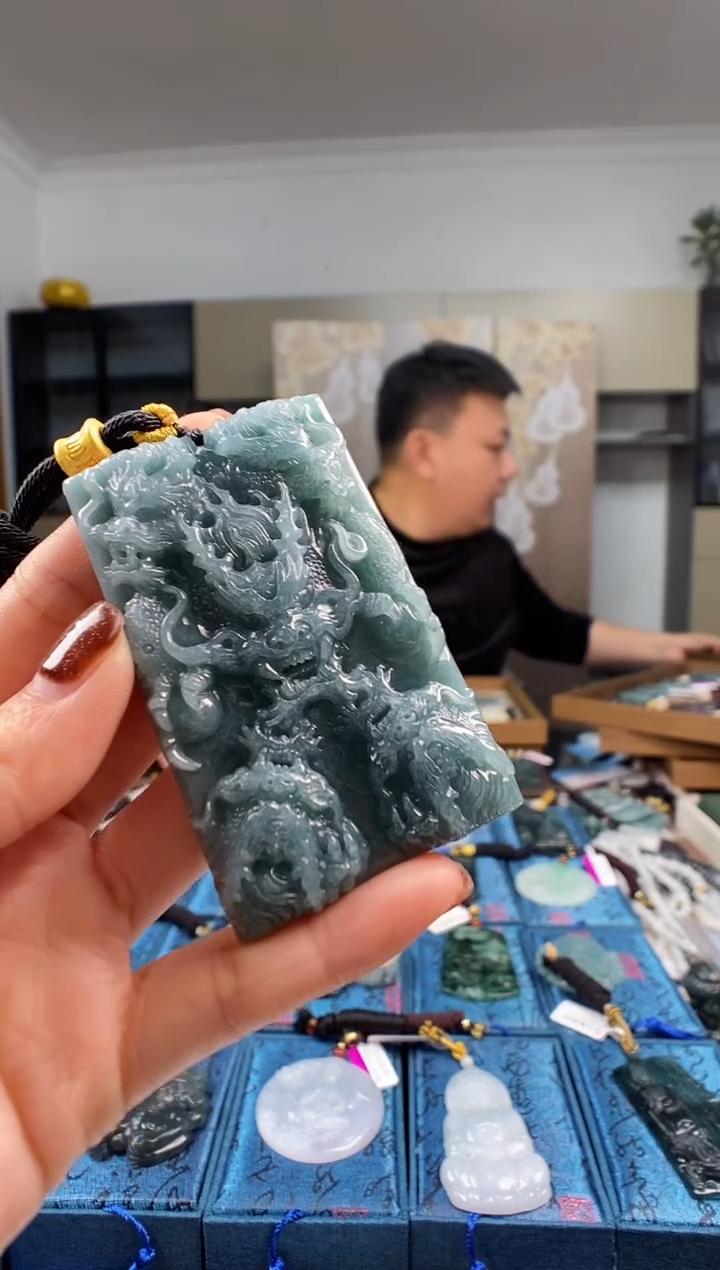 颈饰未镶嵌翡翠物**非多样性发其一