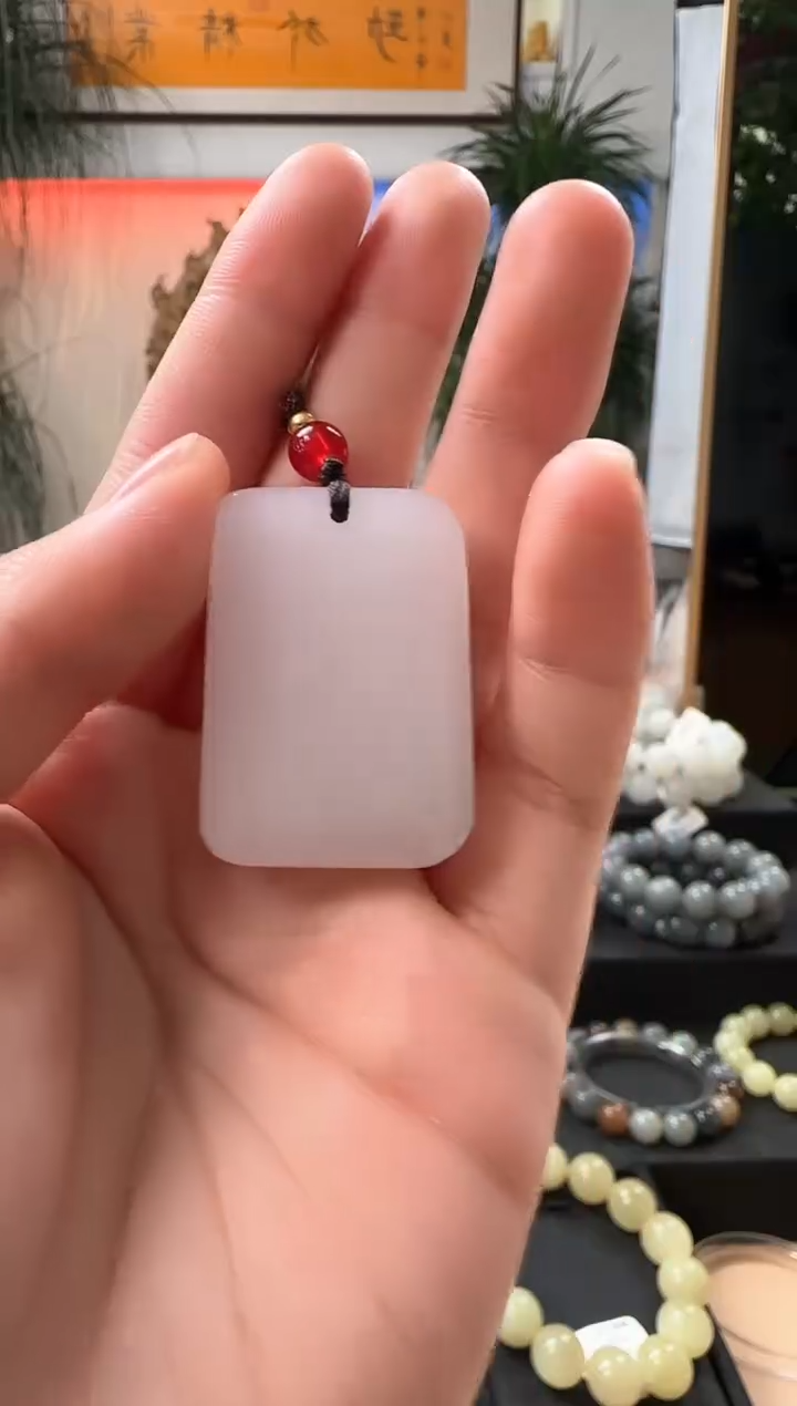 石英质玉（金丝玉）未镶嵌颈饰颈饰