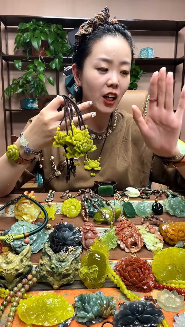 未镶嵌岫玉颈饰多样性发货发其中之一