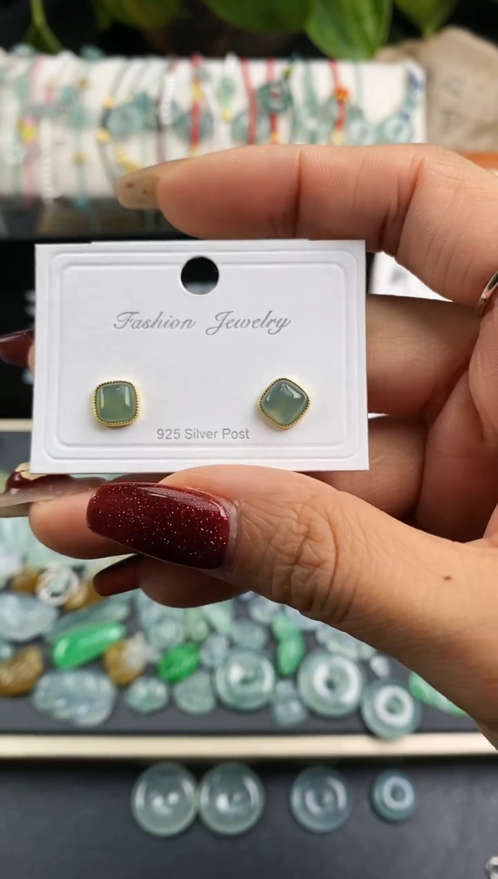 【闪购商品】翡翠裸石69方糖耳钉
