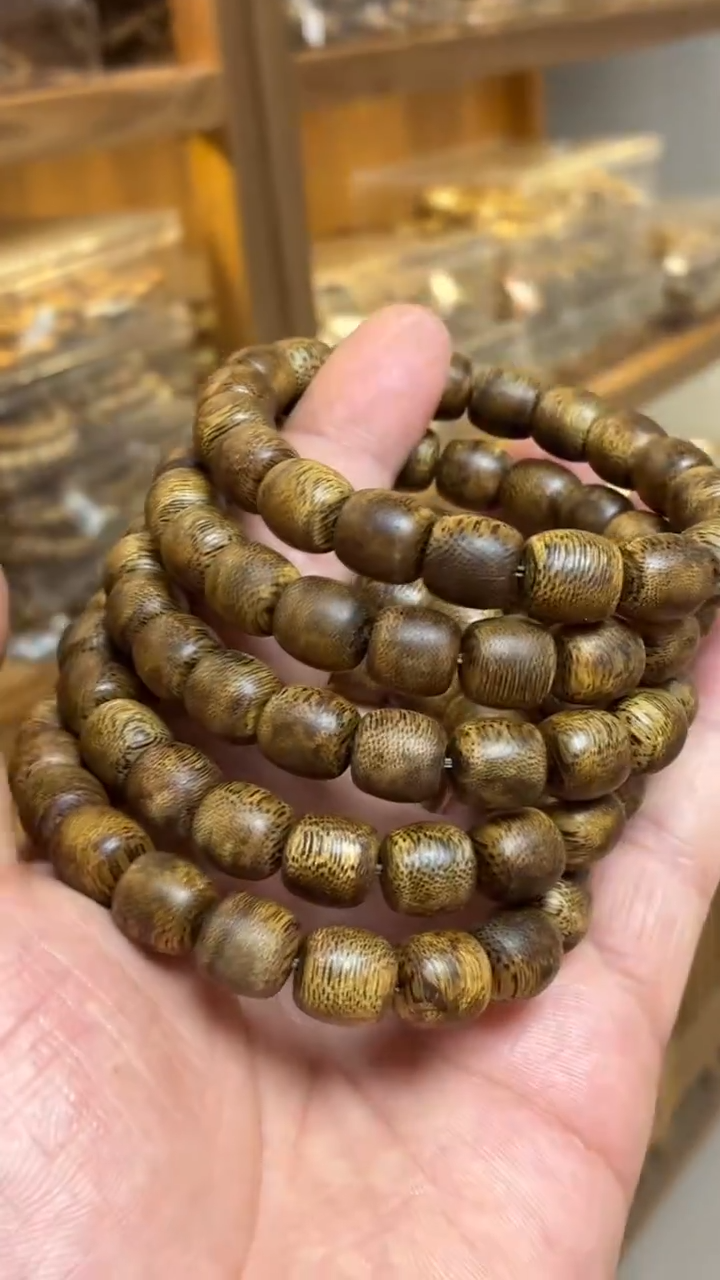 沉香手串 海南莺歌绿老型单圈1.1多样性发其一