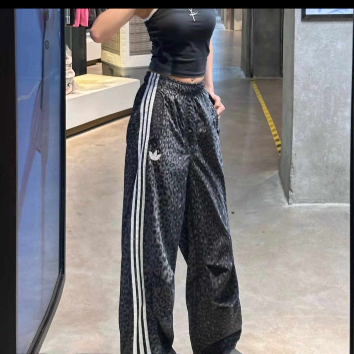 adidas/阿迪达斯三叶草  复古新款豹纹印花宽松运动伞兵裤 JV7564