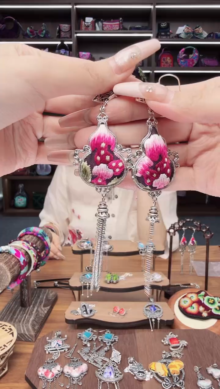 织绣160蒙阿苏苗绣传承店