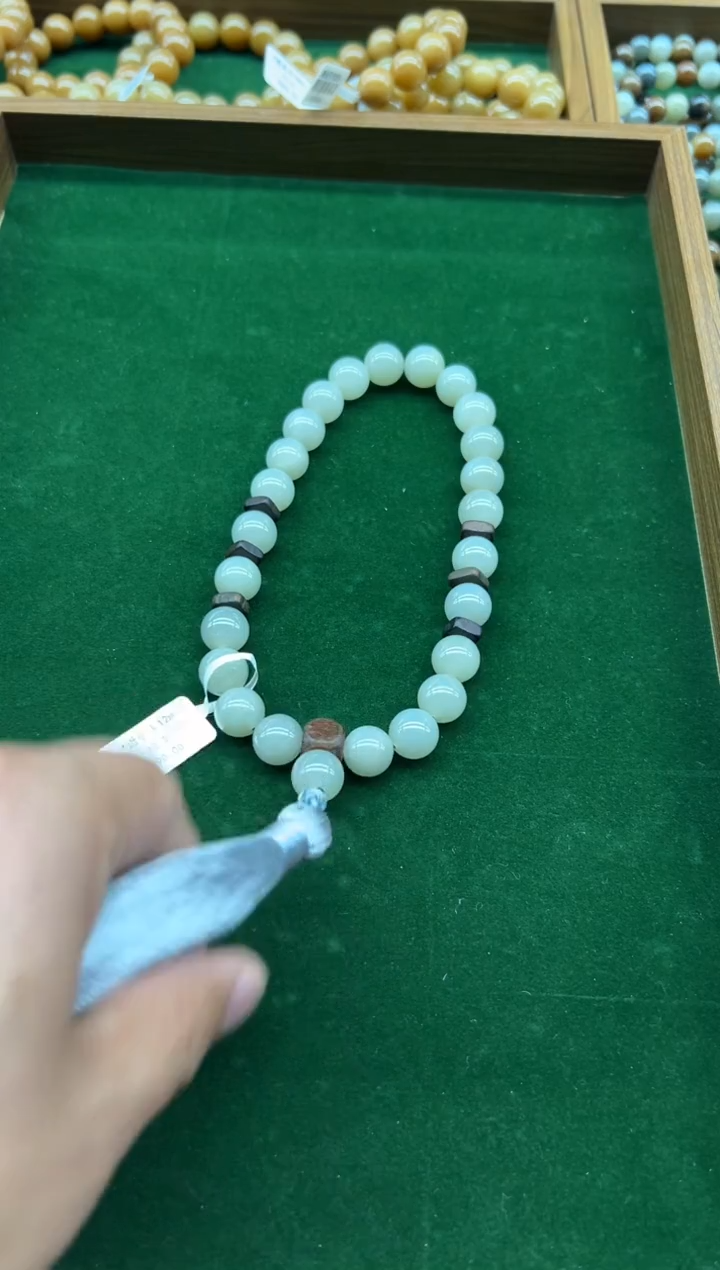 未镶嵌手串和田玉且末微色差近矿卡12手持
