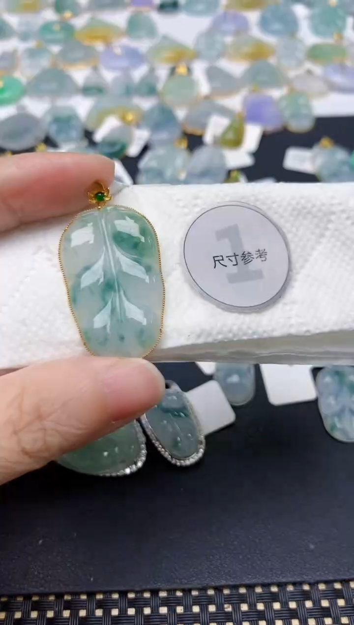 翡翠18K金镶嵌颈饰天然缅甸A货翡翠