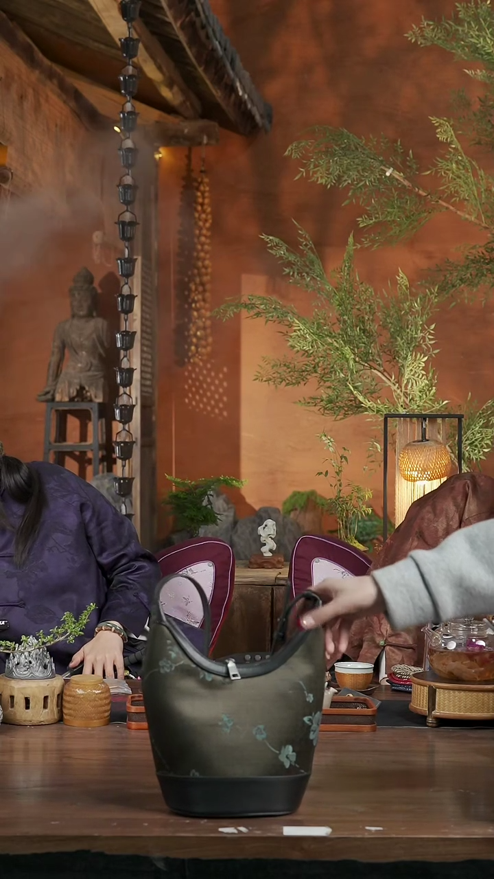 【闪购商品】包贡缎月牙真皮包