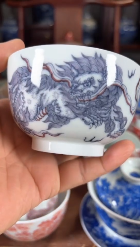 柴窑釉里红双狮纹杯杯