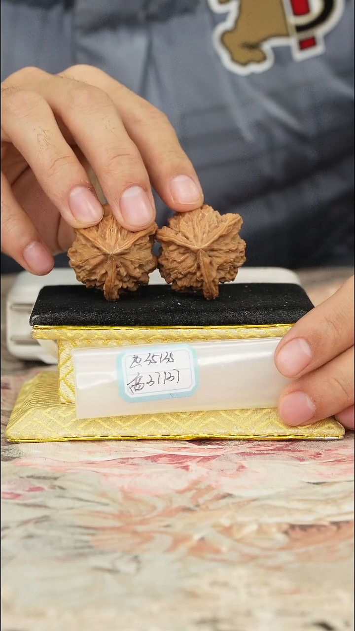 【闪购商品】文玩核桃把件盘山三棱