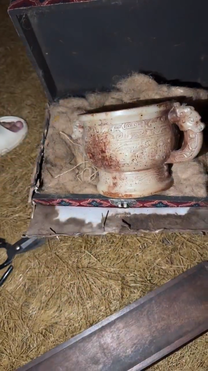 香榧木牛皮箱打开