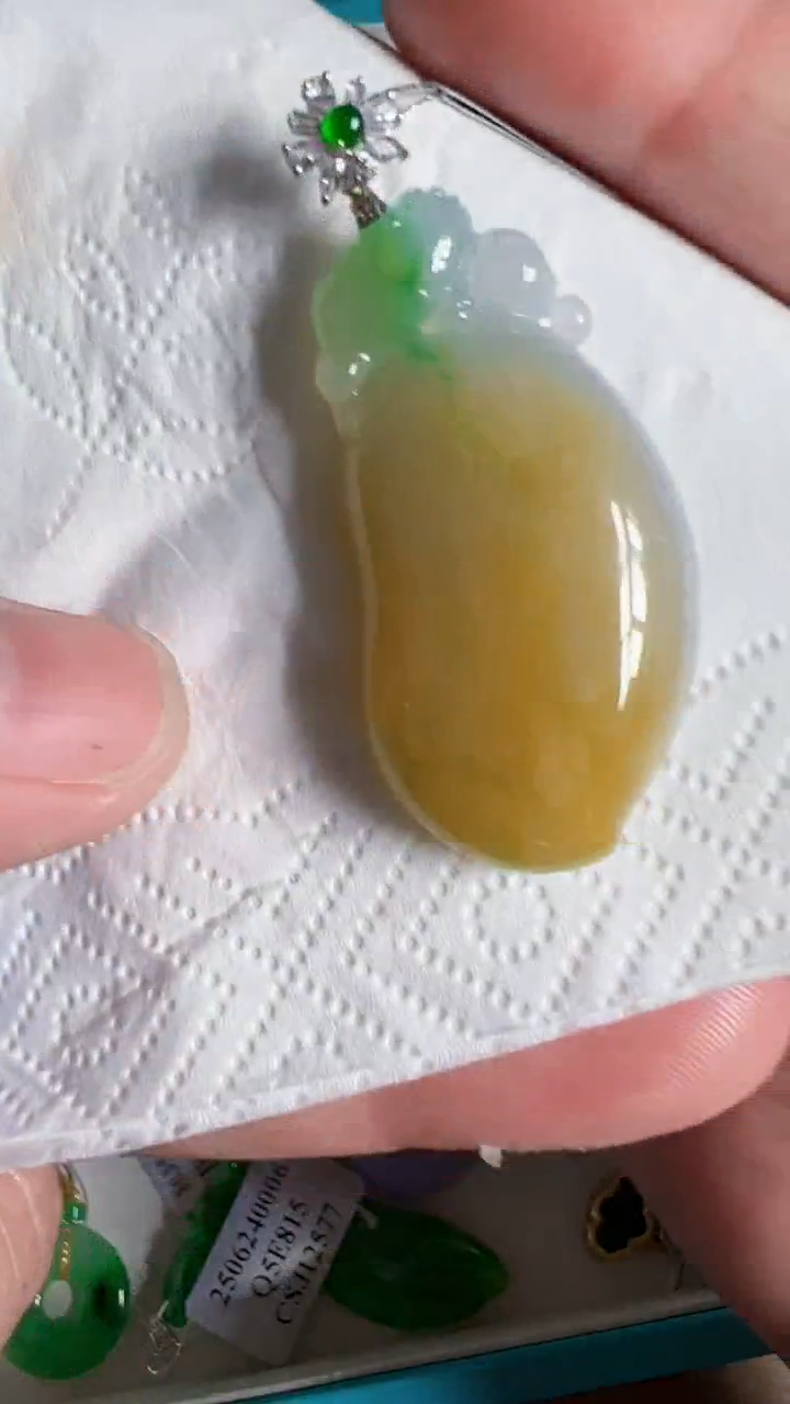 颈饰18K金镶嵌翡翠桃