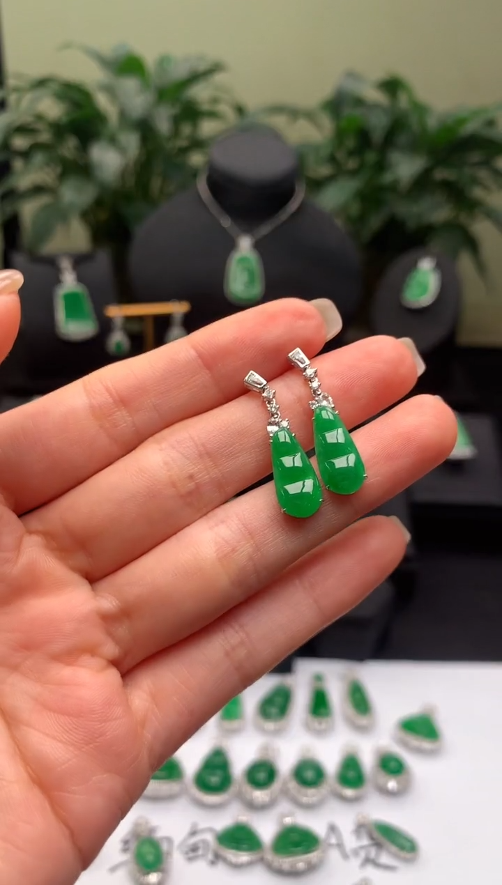 【闪购商品】翡翠耳饰18K金镶嵌福豆耳坠