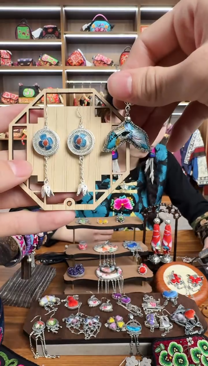 【闪购商品】织绣160蒙阿苏苗绣传承