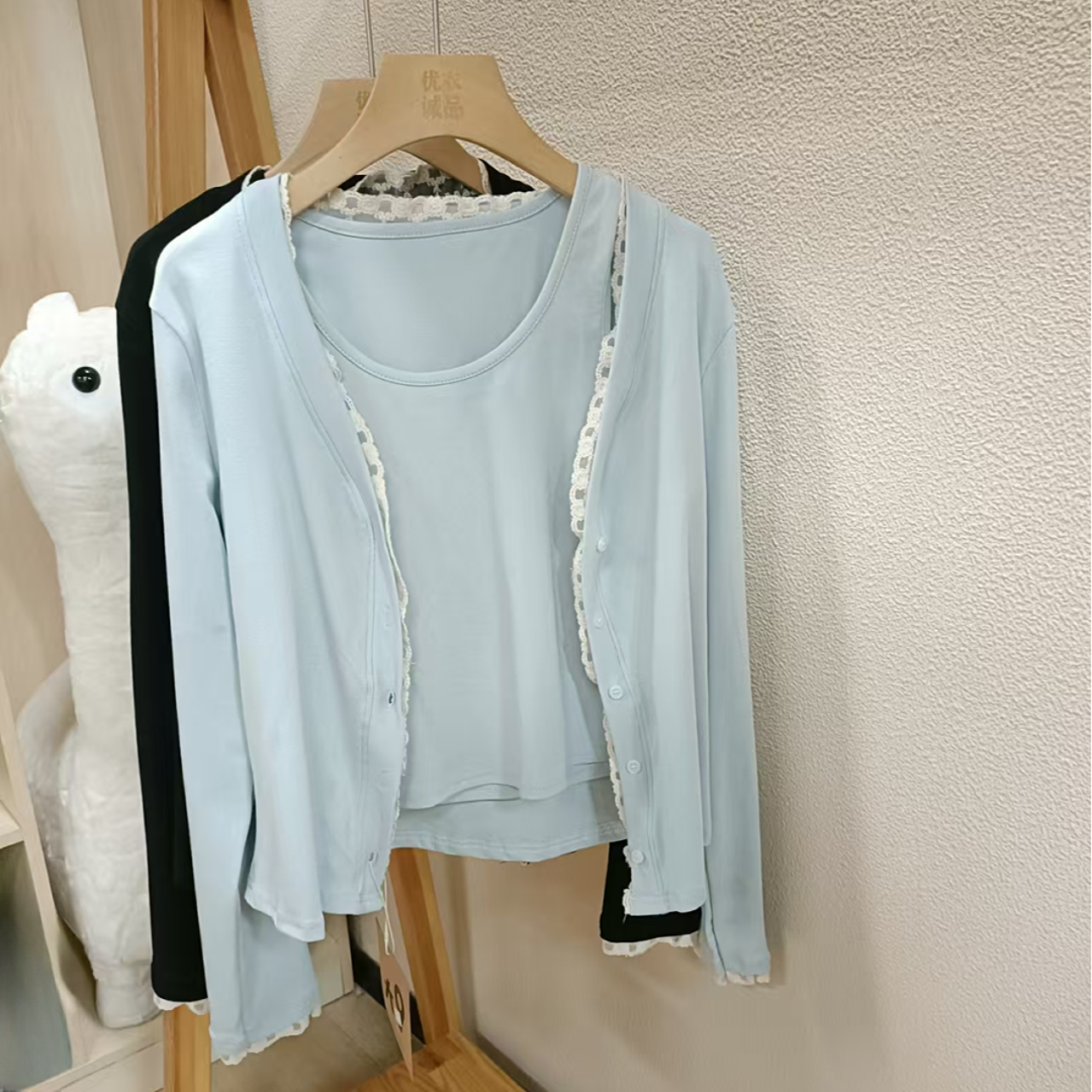 【君君家】减龄洋气春季新款蕾丝拼接开衫短外套+背心两件套9301