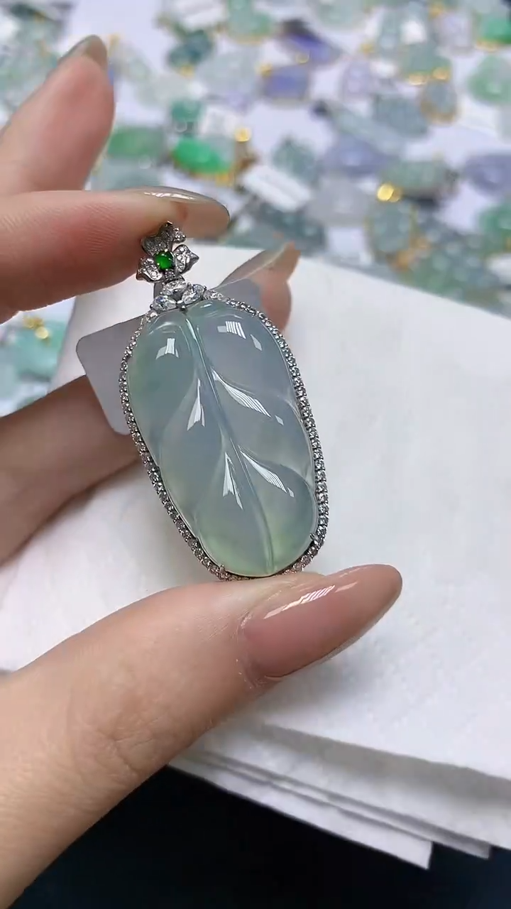 翡翠18K金镶嵌颈饰天然缅甸A货翡翠