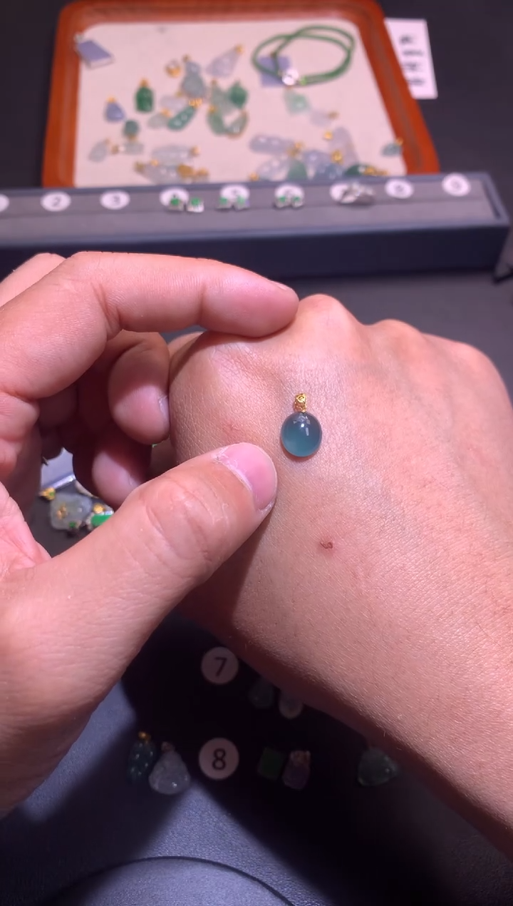 【闪购商品】翡翠吊坠(不含链)18K金镶嵌1