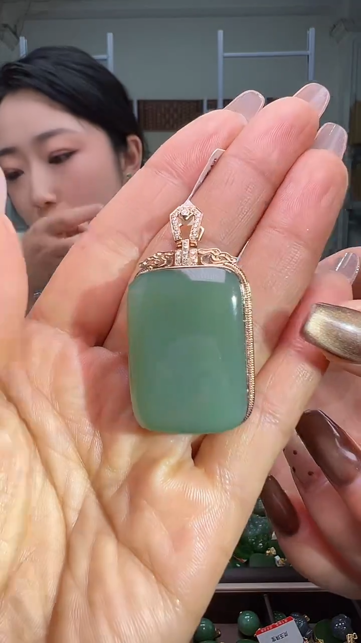 颈饰18K金镶嵌和田玉（多样性发货.发其一)12.27.140