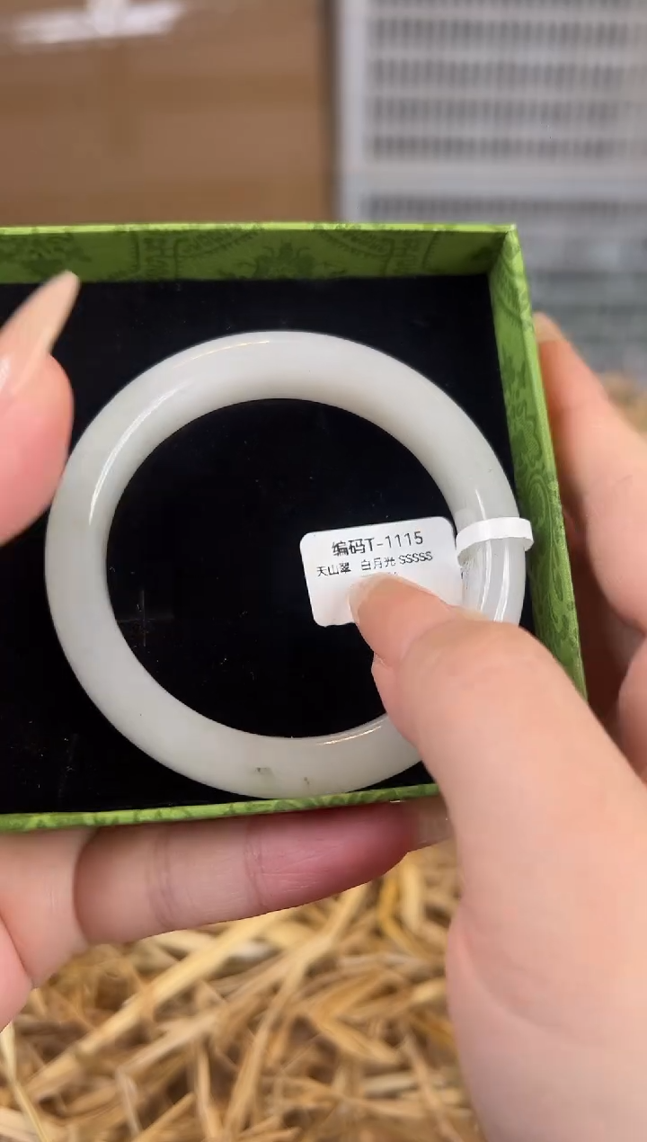 未镶嵌手镯石英质玉T1115