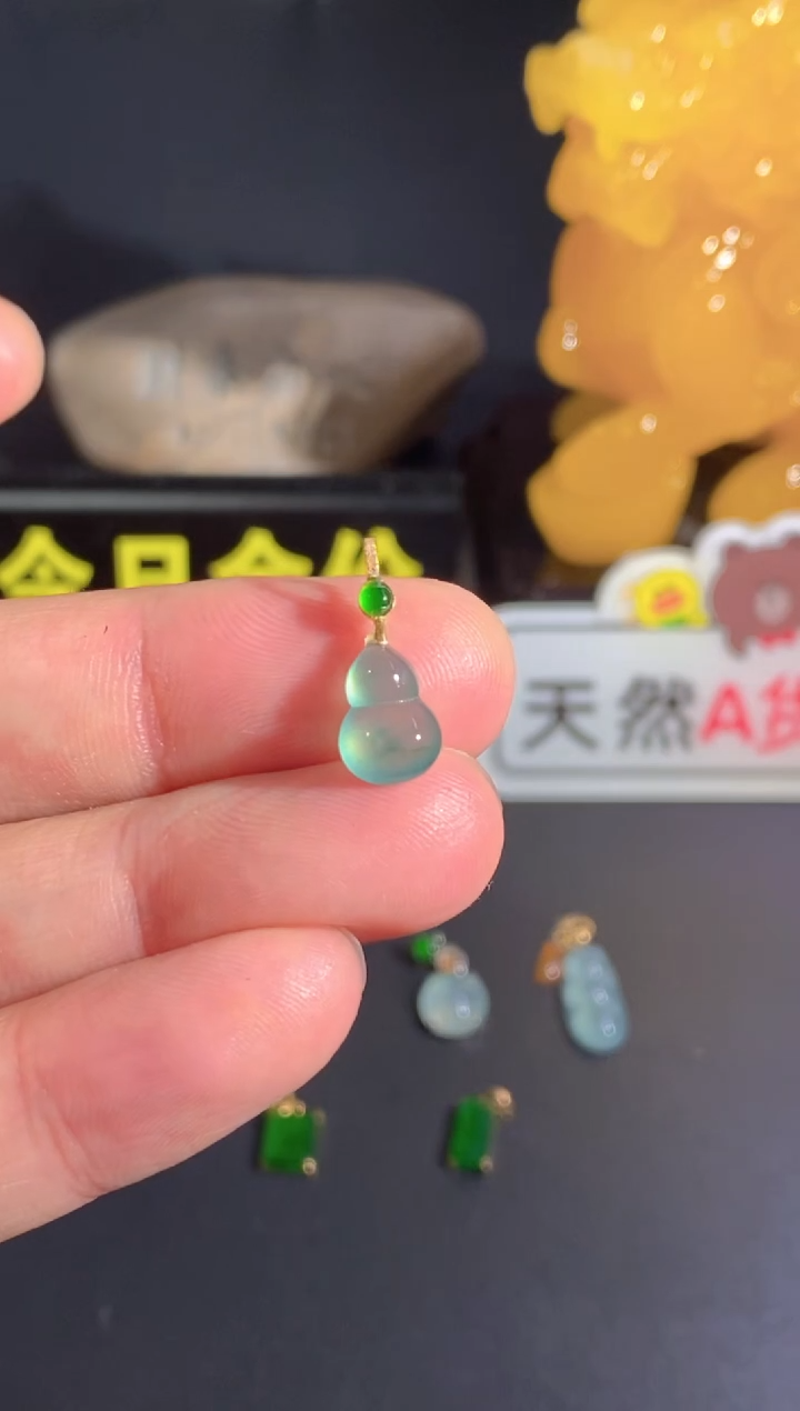 翡翠18K金镶嵌颈饰   