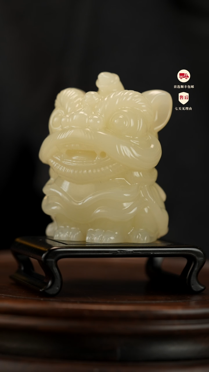 云南石竹叶青雕刻：吉庆醒狮摆件