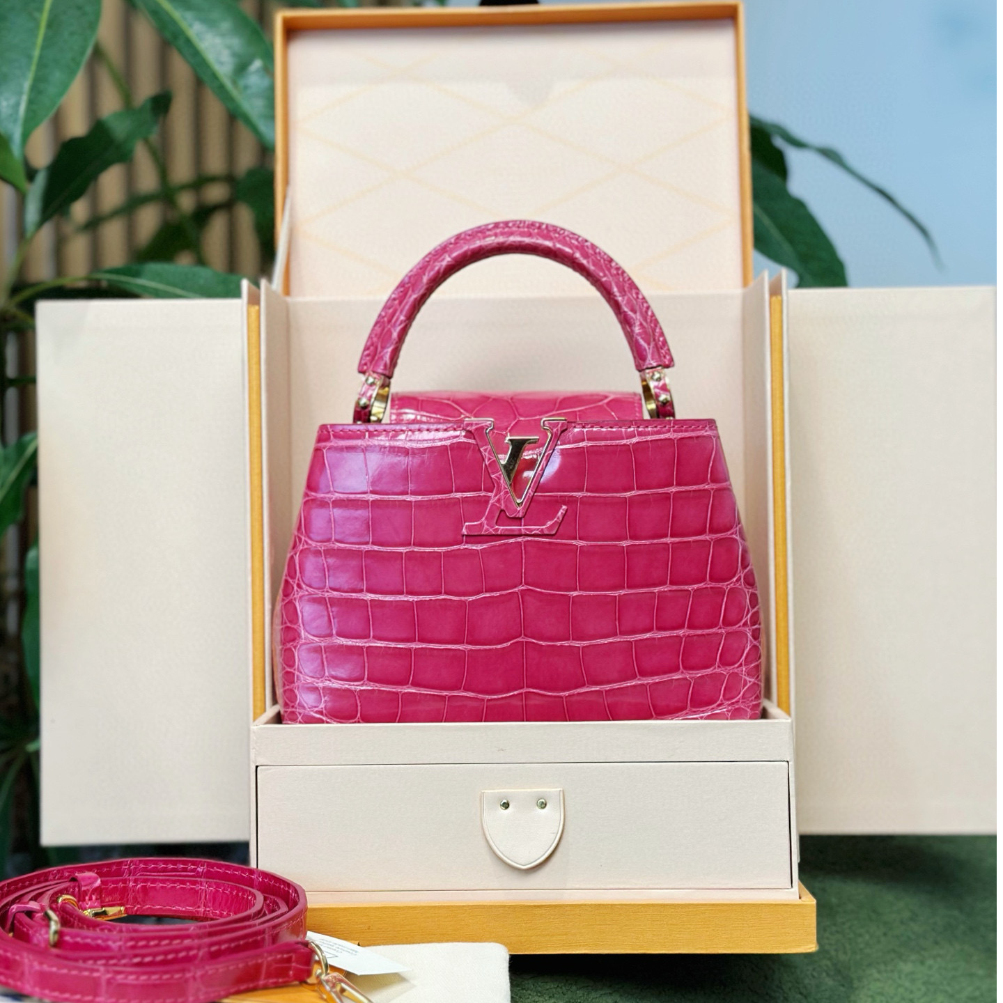 99新 LouisVuitton/路易威登 老佛爷 卡普辛玫红色稀有皮手拿包