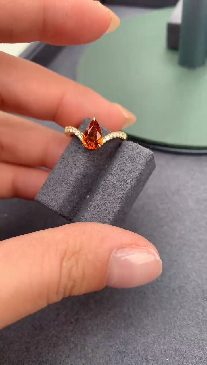 【闪购商品】石榴石（芬达石）戒指18K金镶嵌芬达戒指