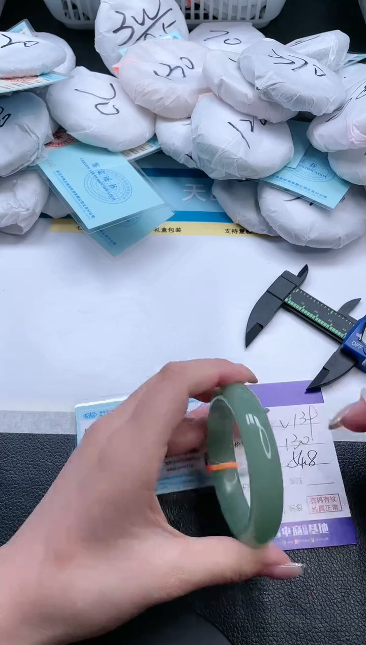 【闪购商品】石英质玉手镯未镶嵌12V139-54